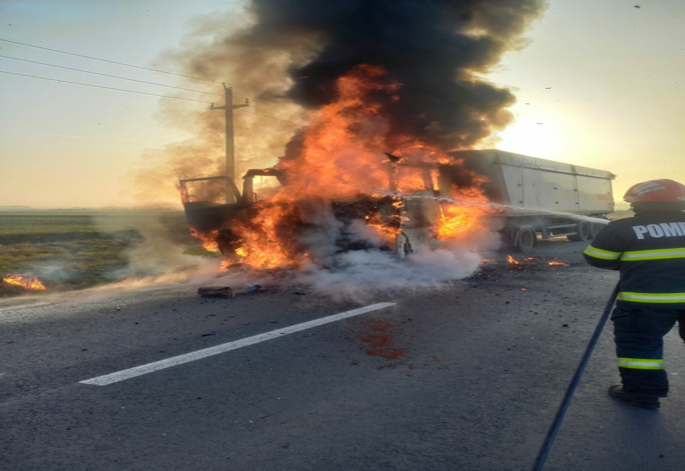 FOTO Camion cuprins de flăcări pe drumurile din Ialomița