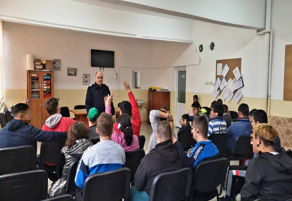 Acţiune preventiv-educativă desfăşurată de jandarmii dâmboviţeni la Şcoala Gimnazială Specială din Târgovişte