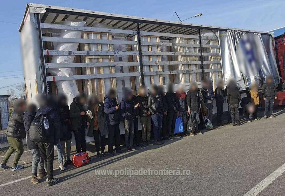 Zeci de migranți, îngesuiți în trei autovehicule, au încercat să treacă frontiera spre Ungaria