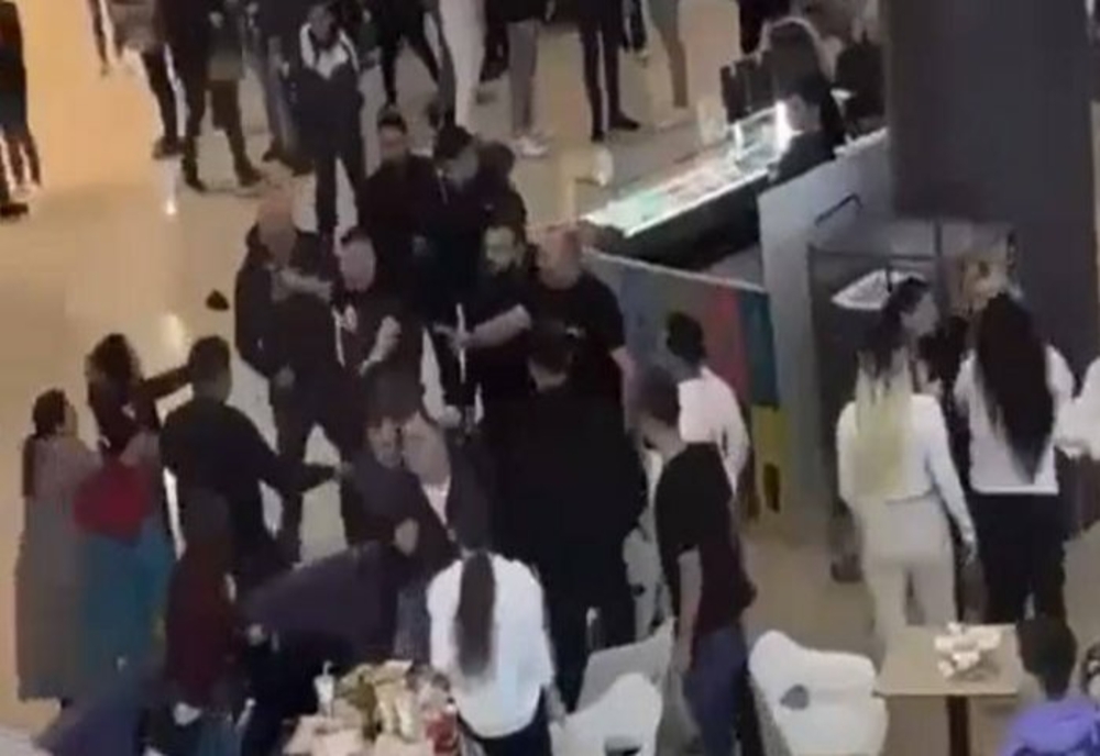 Bătaie generală în mall-ul Ploieşti Shopping City! Un bărbat a ajuns în spital, trei în arest
