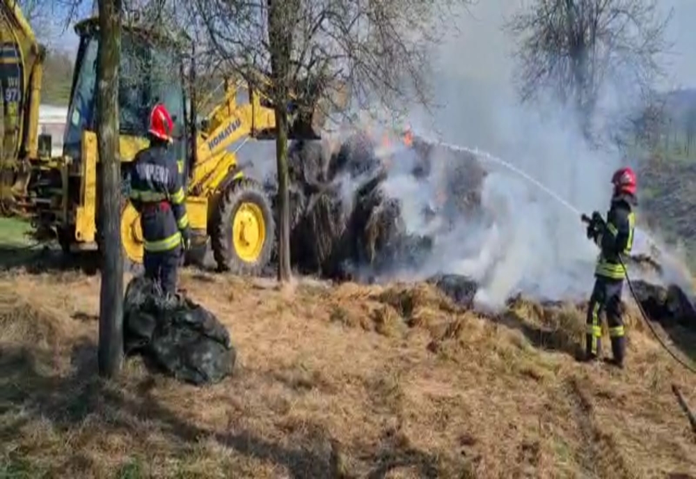 Baloți de fân cuprinși de flăcări, într-o localitate din județul Caraș-Severin