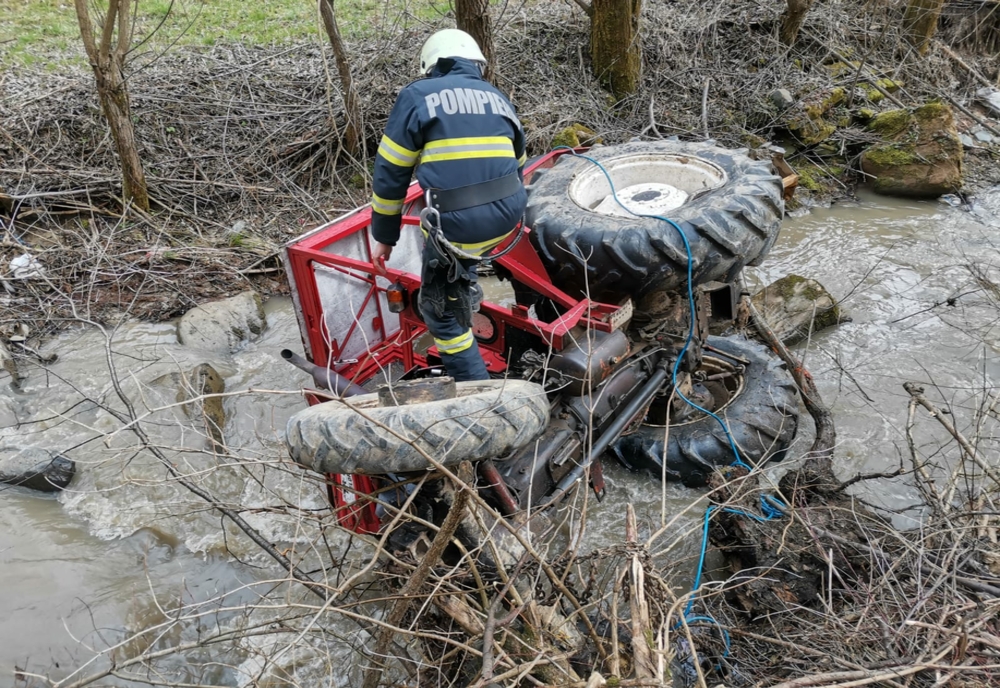 Tractor răsturnat în albia unui pârâu, în Feldru! Un bărbat a fost grav rănit