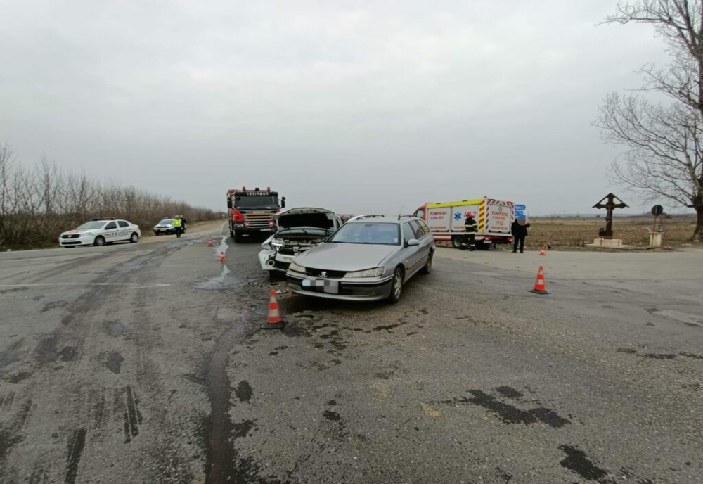 Impact violent între două mașini, în Dâmbovița! O persoană a ajuns la spital