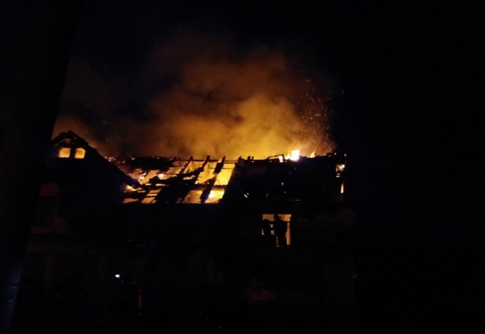 O casă și o anexă gospodărească din Dâmboviţa, distruse de flăcări