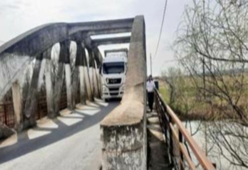 Limitare de tonaj pentru traversarea unui pod peste Bega: pericol