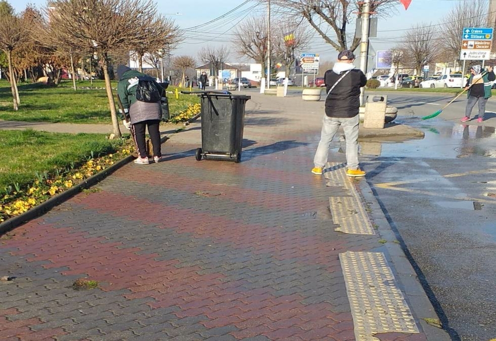Primăria Slatina: A început acţiunea de salubrizare a străzilor şi trotuarelor „Luna curăţeniei de primăvară 2023”