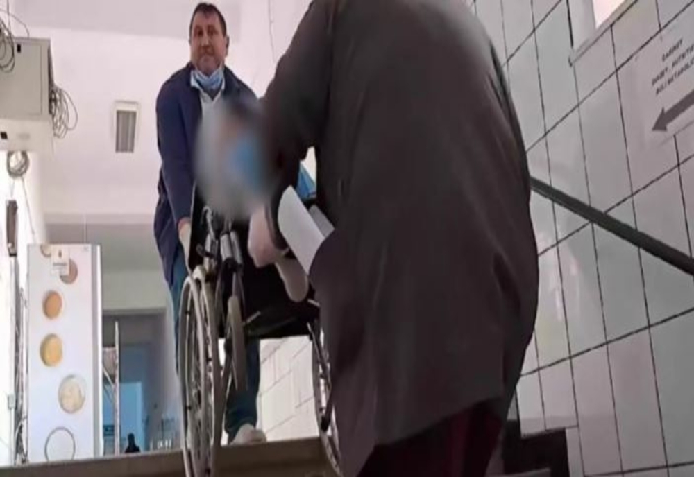Pacienți imobilizați, cărați pe scările spitalului din Reșita cu targa sau în cărucioare! Scene REVOLTĂTOARE – VIDEO