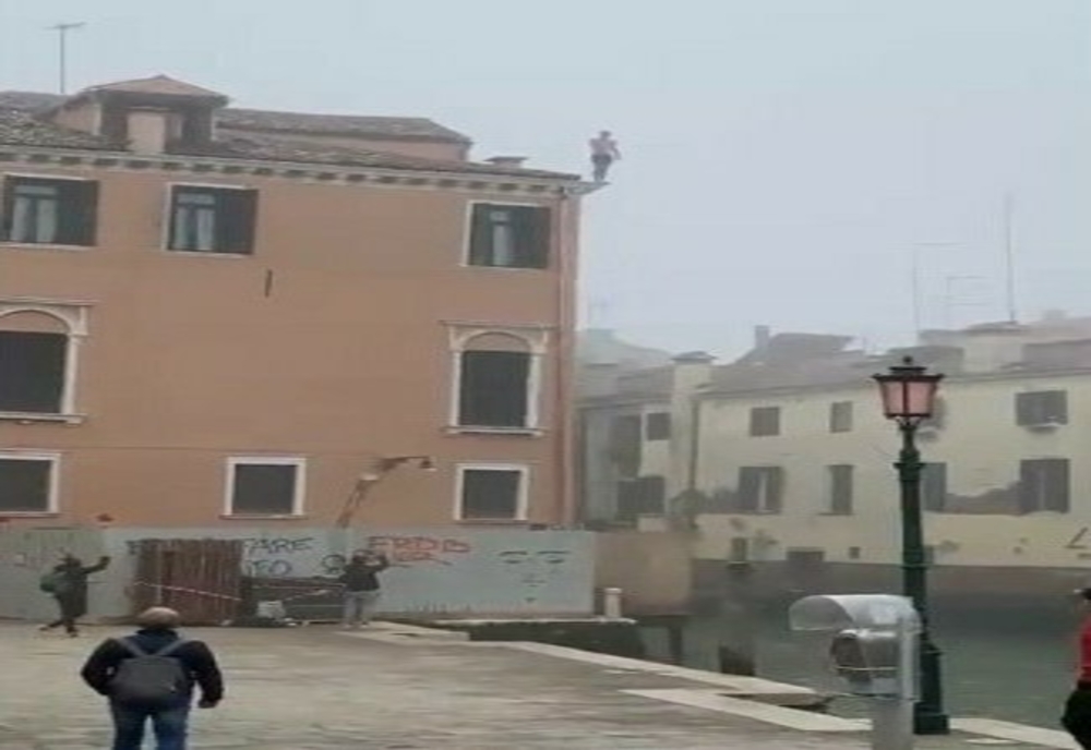 VIDEO Viral. Un tânăr se aruncă de pe un bloc într-un canal din Veneţia. Primar: „Ar trebui să primească certificat de prostie”