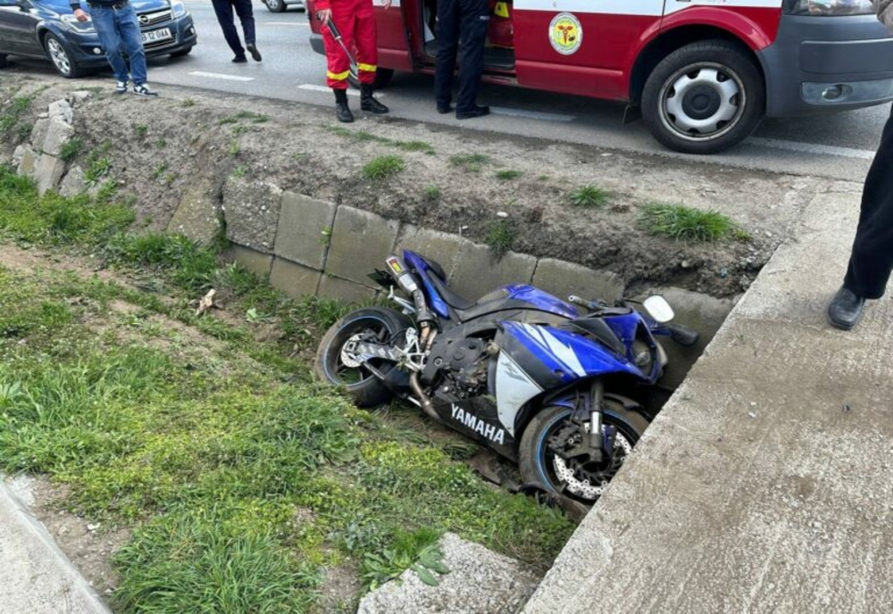 Dâmbovița. Două persoane rănite după ce au ajuns cu motocicleta în șanț. Șoferul unui autoturism a fugit de fața locului