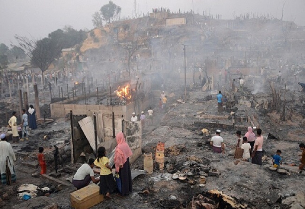 Bangladesh: 12.000 de oameni au rămas fără adăpost după un incendiu la o tabără de refugiaţi rohingya