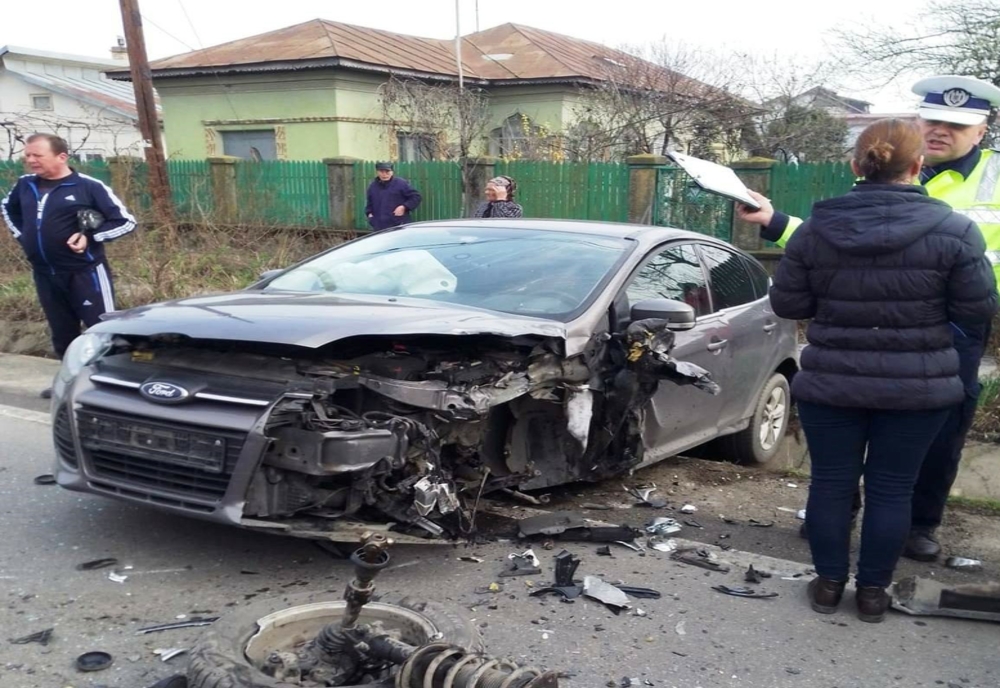 FOTO Cinci răniți după ce două mașini s-au ciocnit pe un drum județean din Călărași