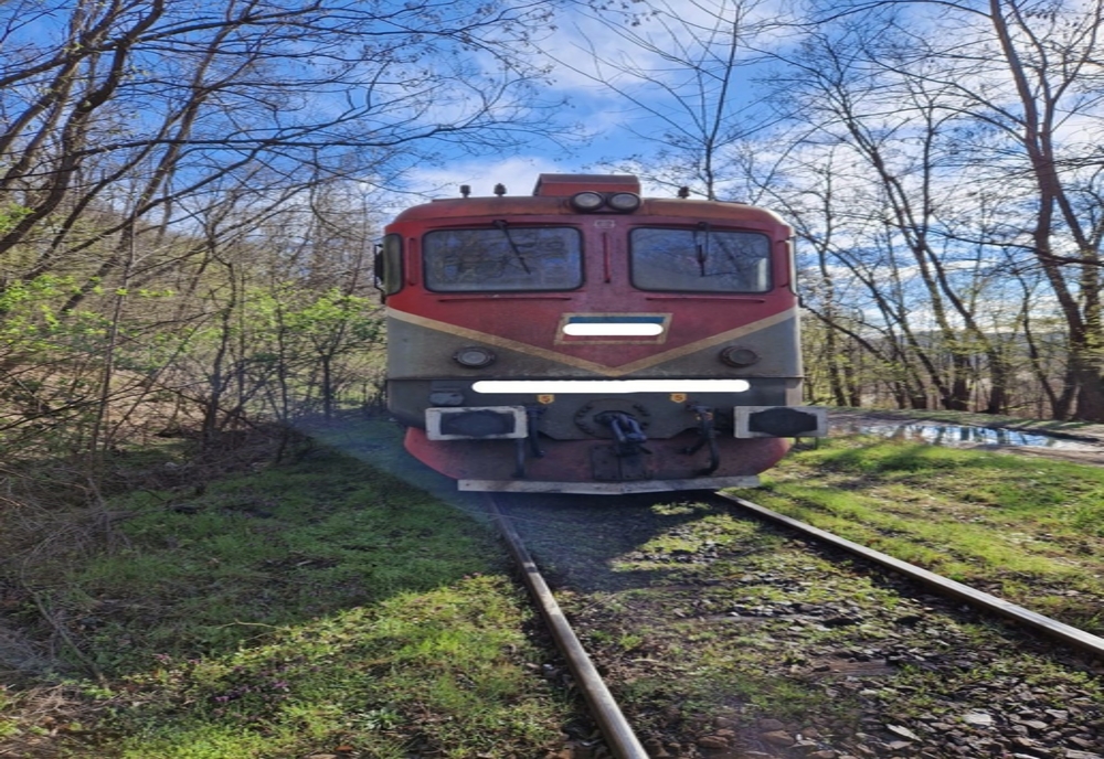 O locomotivă a unui tren încărcat cu cărbune a deraiat, în Vâlcea, pe o rută folosită doar pentru transportul de marfă