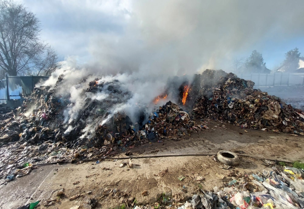 FOTO Incendiu deșeuri. Societate din Medgidia amendată de Garda de Mediu cu 50.000 lei