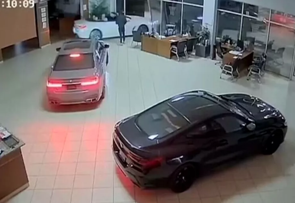 VIDEO| Trei BMW-uri și un Maserati, furate dintr-un showroom auto în doar câteva secunde