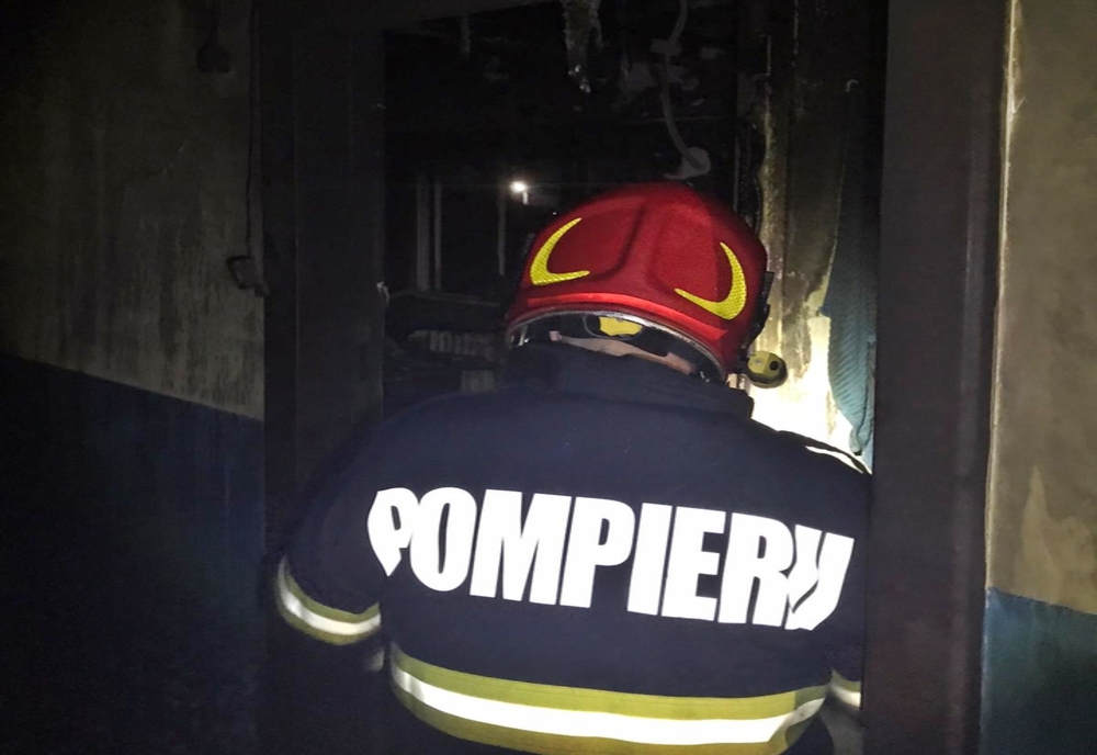 Incendiu într-un apartament din municipiul Buzău. O femeie a fost găsită carbonizată, iar cealaltă intoxicată cu monoxid de carbon
