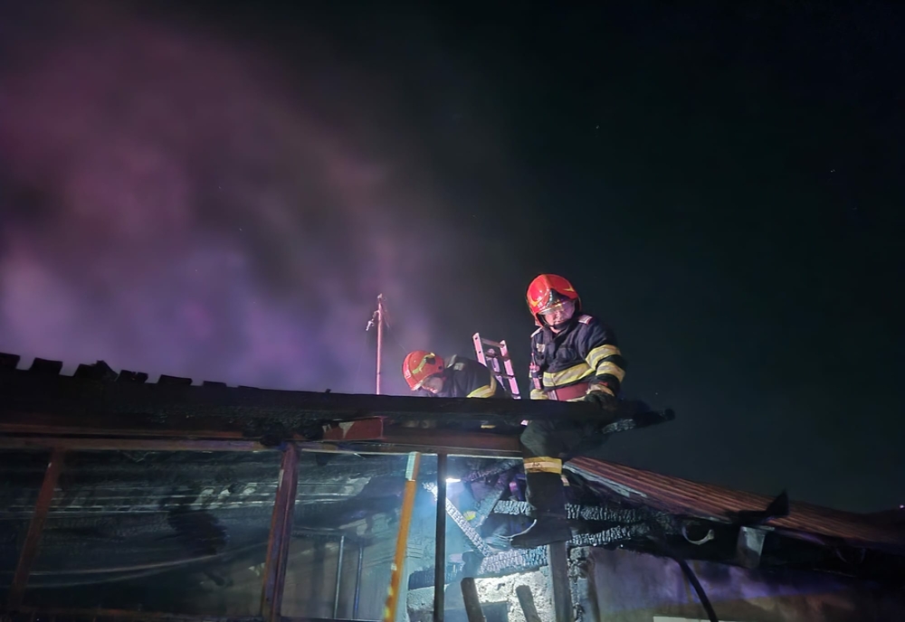 Giurgiu. Atelier mecanic în flăcări pe strada Miron Costin. Focul a afectat şi o parte din casa în care funcţiona