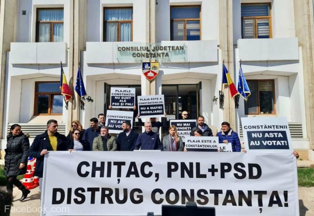 Protest USR în Constanța faţă de un proiect al primarului Chiţac prin care peste 800 de metri pătraţi de plajă din Mamaia ar fi vânduţi liderului PSD Constanţa