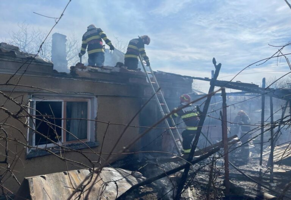 Incendiu violent în Dâmbovița! O casă și o anexă gospodărească au fost cuprinse de flăcări. O persoană a făcut atac de panică