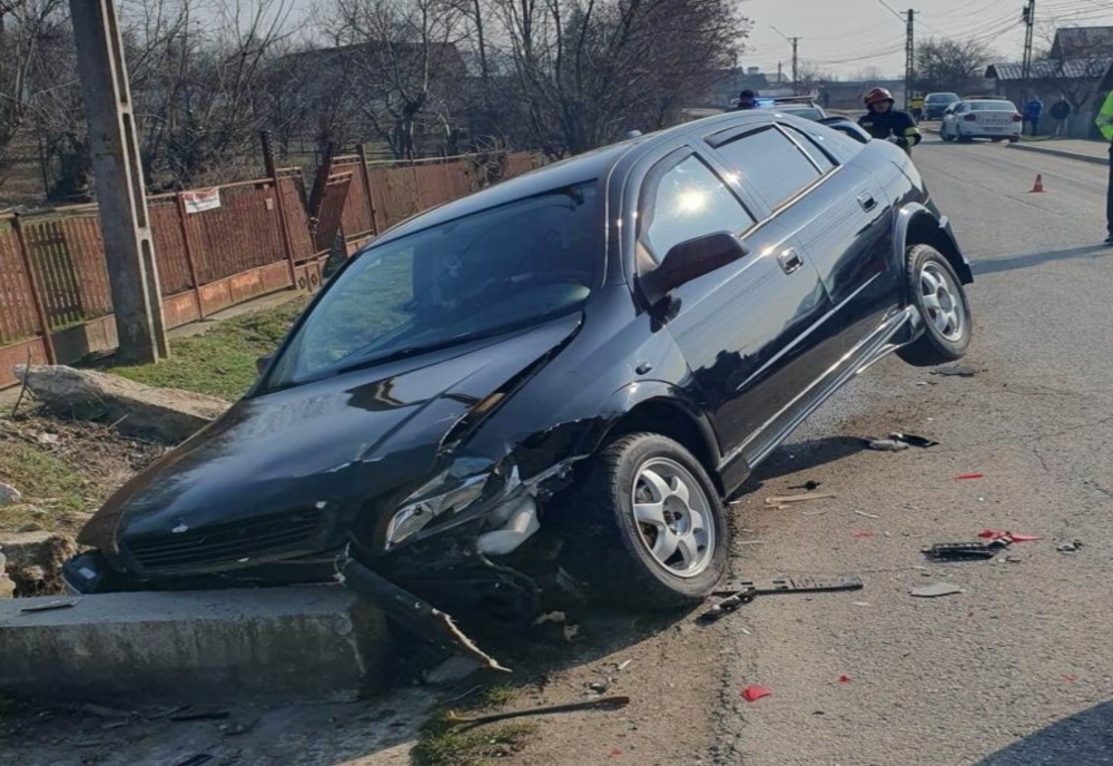 Accident violent la Moreni! S-a izbit cu mașina de un podeț din beton