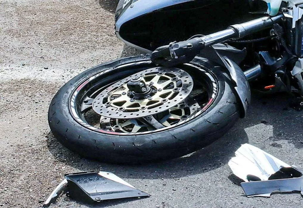 Dâmboviţa. Accident rutier între un autoturism şi o motocicletă, pe DN 72 Târgoviște- Găești. Motociclistul a fost accidentat grav