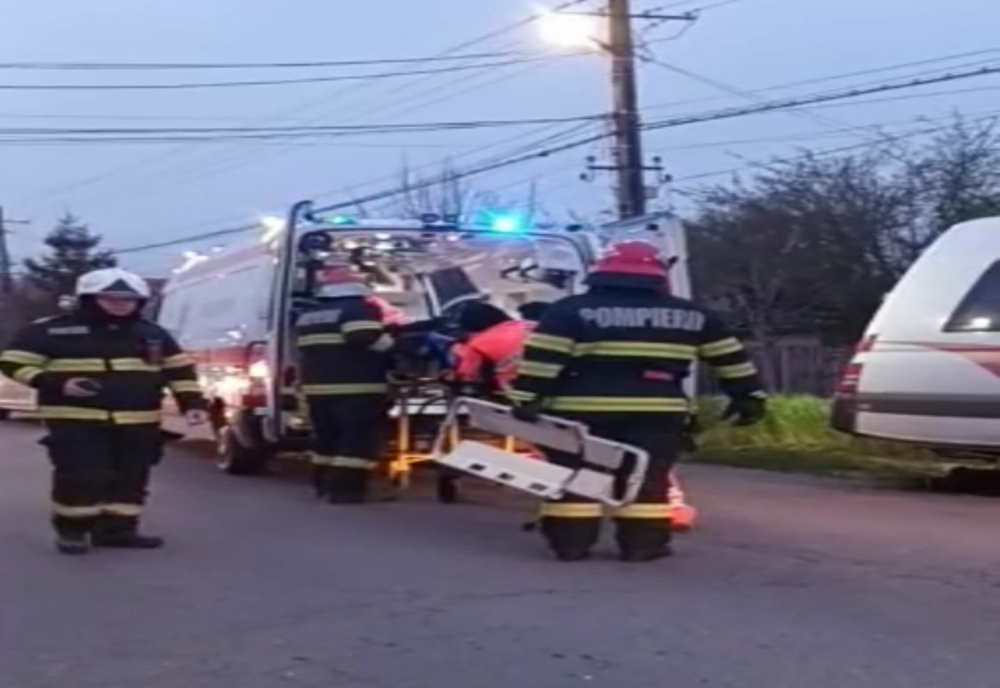 Accident rutier la Malu. Un microbuz a lovit un autoturism parcat. Un bărbat a fost transportat la spital