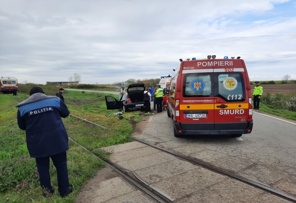 O mașină condusă de o șoferiță de 19 ani a fost lovită de tren, aproape de Peciu Nou