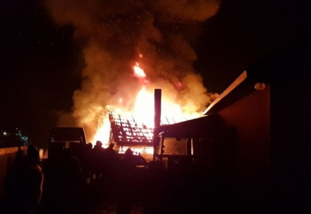 Dâmboviţa. Incendiu într-o gospodărie din localitatea Dobra. O persoană a făcut atac de panică