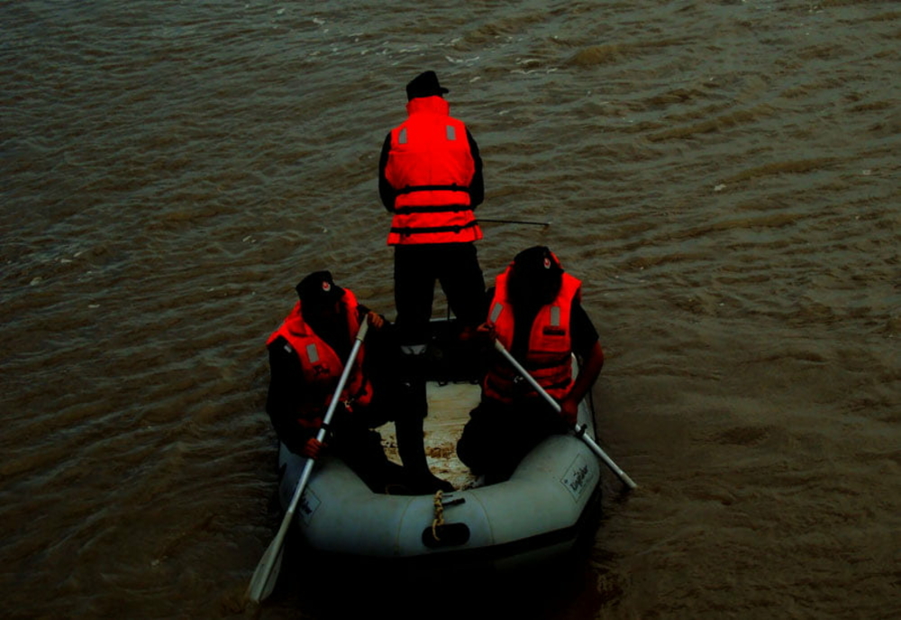 Încă o zi de căutări disperate: cele patru persoane, printre care doi copii, dispărute în apele Mureșului, nu au fost găsite