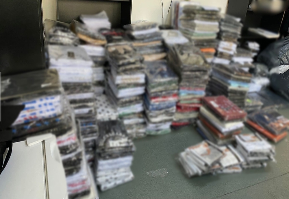 Peste 4.000 de parfumuri şi haine contrafăcute, descoperite printre bagaje în două autocare turceşti