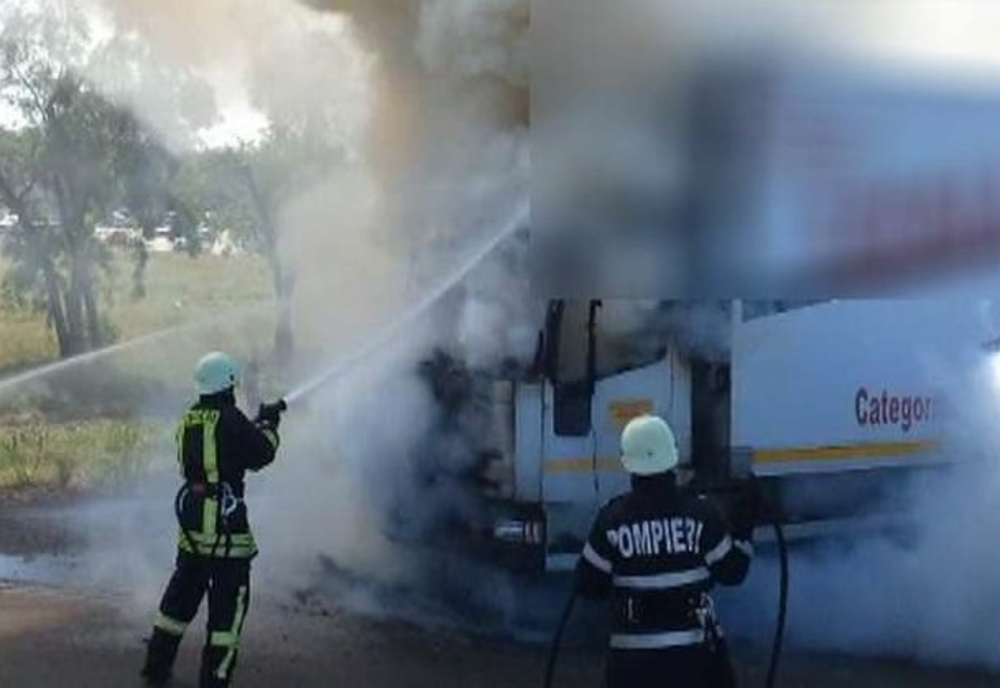 Incendiu la o fermă între Florica și Glodeanu Siliștea. Au ars un tractor și un camion încărcat cu cereale