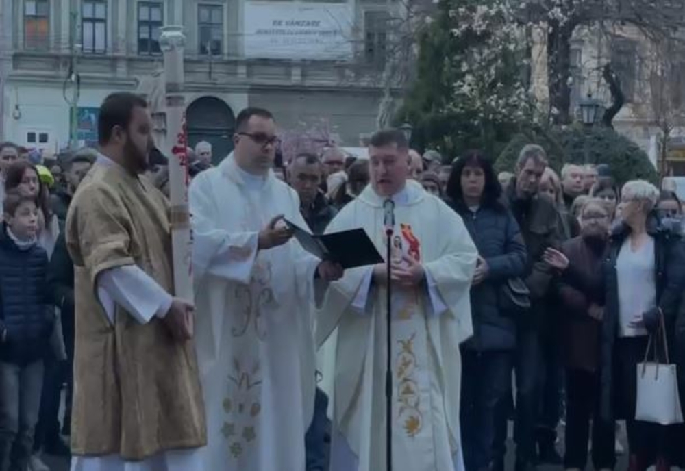 Sute de credincioși catolici merg să ia lumină la Catedrala Milenium din Timișoara
