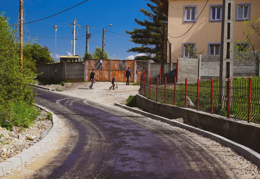 A început asfaltarea străzilor din cartierul Mociur