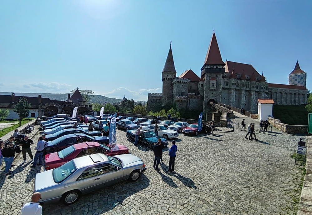 Întâlnire a pasionaților de mașini de epocă la castelul Corvinilor din Hunedoara