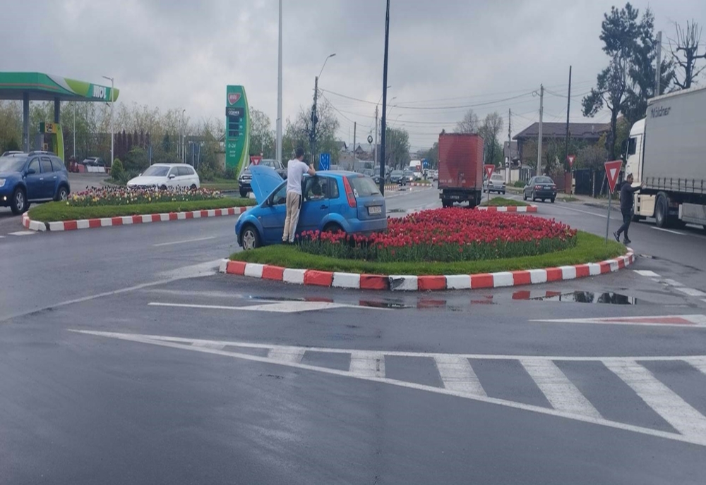 Dâmboviţa. Impact violent la ieșirea din Târgoviște spre Ulmi între o autoutilitară şi un autoturism