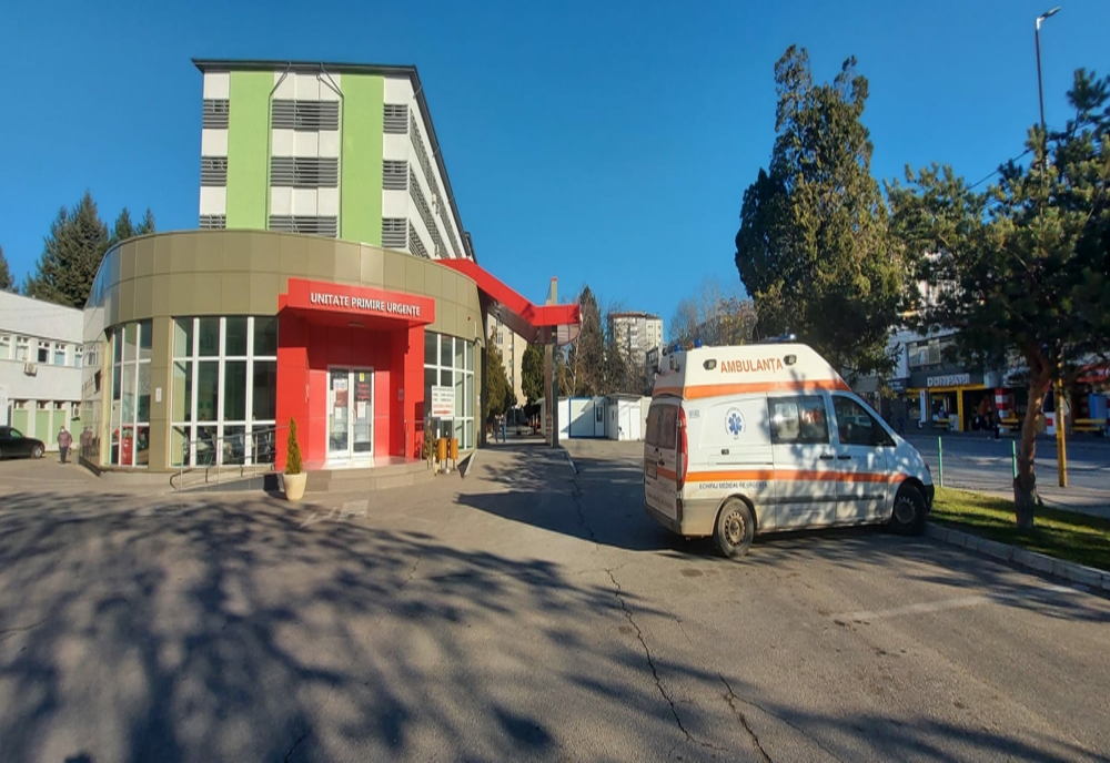 Slatina: Maşini ale angajaţilor spitalului, sparte în timp ce erau parcate în curtea unităţii