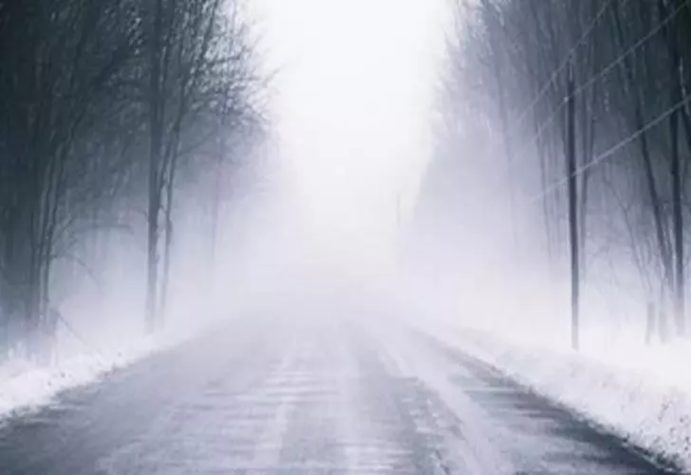 INFOTRAFIC: Ceață densă pe mai multe drumuri din țară. Se circulă în condiții de iarnă
