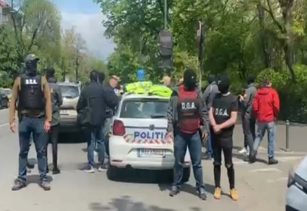 Doi polițiști prinși în flagrant de DGA în timp ce luau șpagă, în București, chiar în trafic