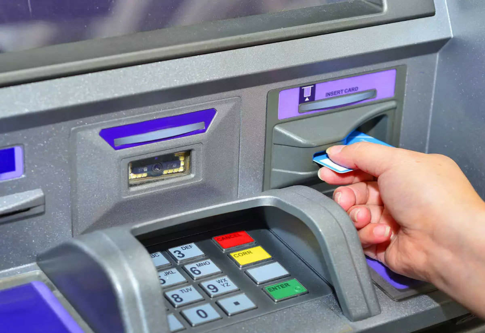 Tentativă de jaf eșuată. Un tânăr de 17 ani a vrut să fure banii din ATM-ul unei sucursale bancare din Sectorul 1 al Capitalei