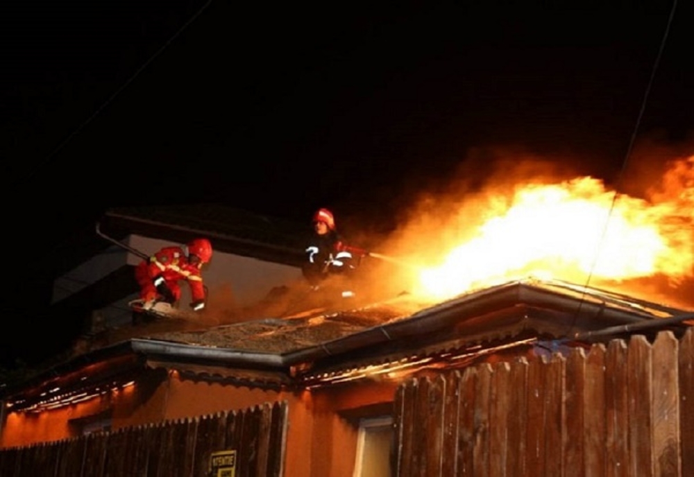 Incendiu puternic în Dâmbovița. Două persoane au făcut atac de panică