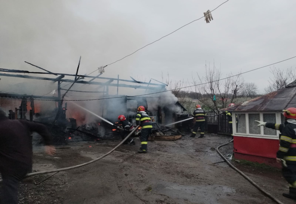 Incendiu la o gospodărie din Rădășeni. 30 de păsări au murit, iar proprietara a suferit arsuri pe mâini