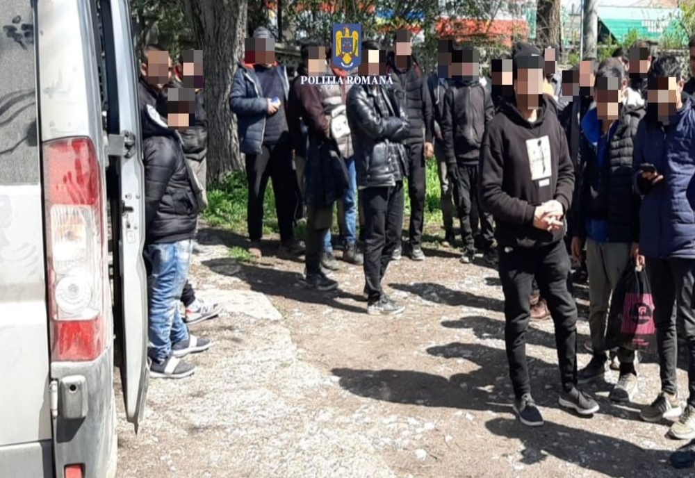 FOTO Trafic de migranți cu microbuzul. Doi bulgari arestați în Ialomița