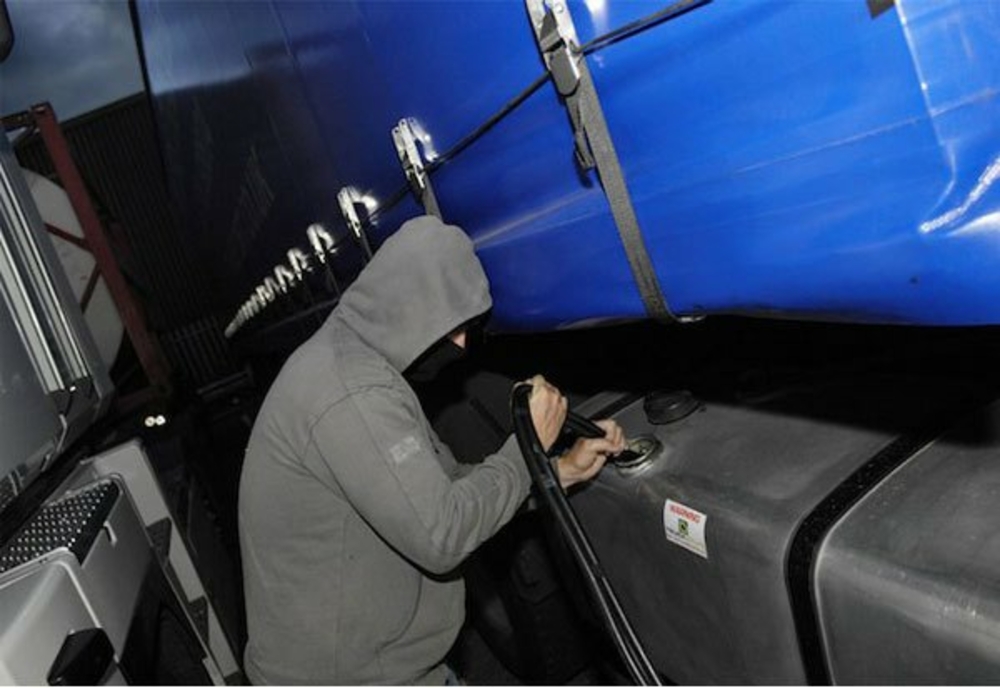 Doi hoți din Dâmbovița au furat 200 de litri de motorină din rezervorul unui camion parcat pe A10