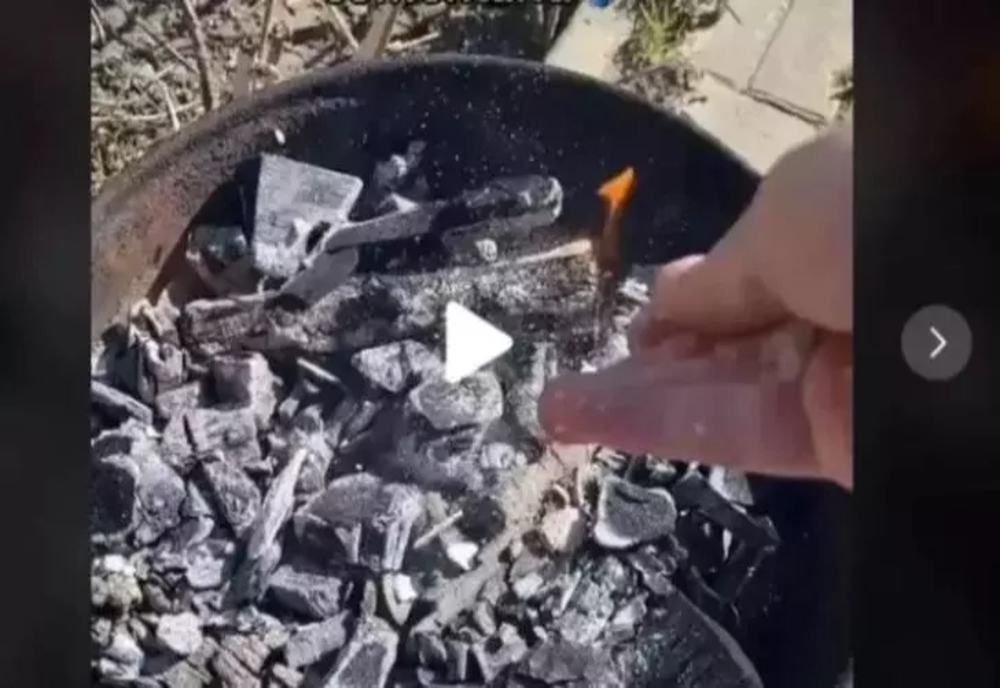 VIDEO – Ce se întâmplă dacă pui sare peste cărbunii încinși pentru grătar – Motivul pentru care trebuie să faci asta