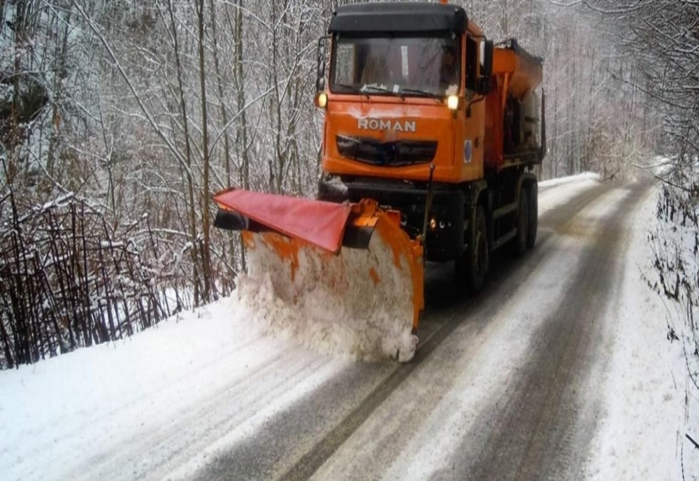 Prefectura Suceava: Stratul de zăpadă e de până la 3 centimetri pe drumurile naționale. Se acționează cu toate utilajele pentru menținerea drumurilor deschise