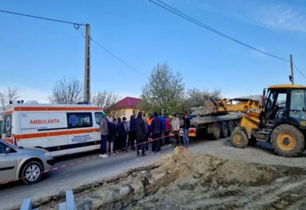 Accident înfiorător în Bacău. 2 muncitori bărbați care descărcau o remorcă AU MURIT, striviți de un stâlp de beton