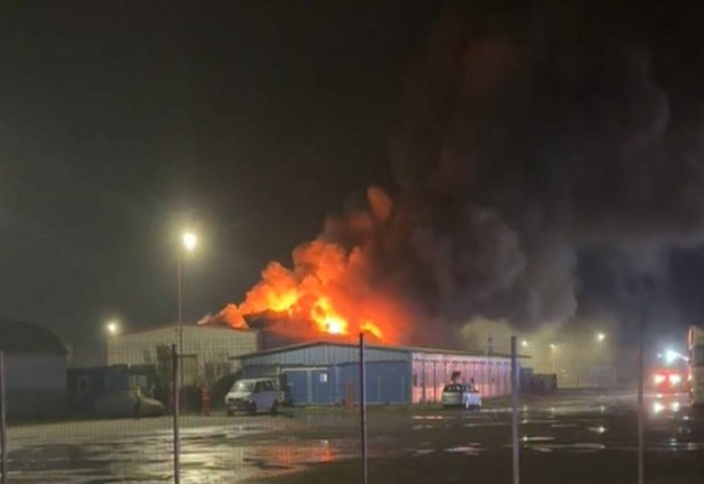 Incendiu la o hală de producţie din zona Parcul Municipal Ploieşti. Pompierii au luptat cu flăcările mai bine de 5 ore