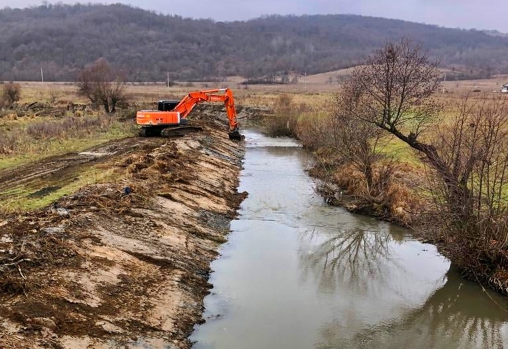 Lucrări de decolmatare pentru a preveni inundațiile, în județul Hunedoara