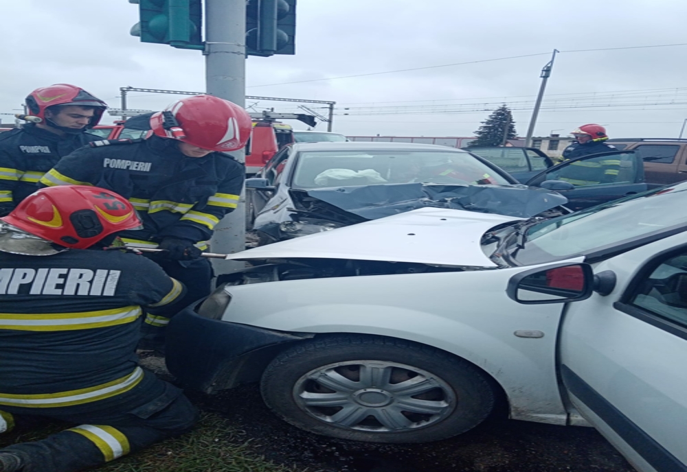 Trei autoturisme, implicate într-un accident în Jucu! Trei persoane, la spital