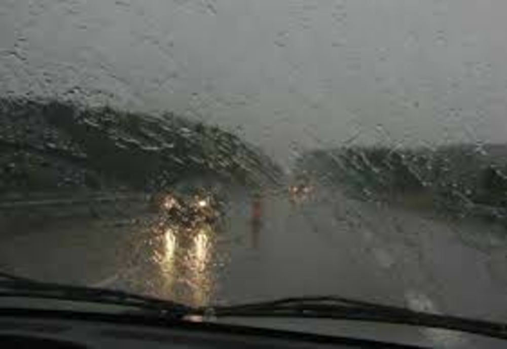 Ploaie torențială pe Autostrada București – Constanța. Vizibilitate redusă