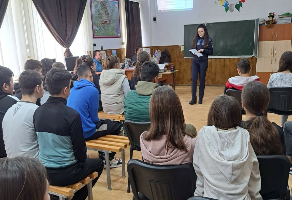 Polițiștii buzoieni în dialog cu tinerii de la Școala Gimnazială Haleș și de la LPS Buzău